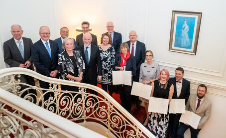 Vorstand und Beirat der Rudolf Schülke Stiftung mit den Preisträgern.