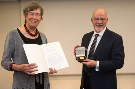 Laureate Hygieia Medal 2013 - S. F. Bloomfield (left), M. Exner (right)
