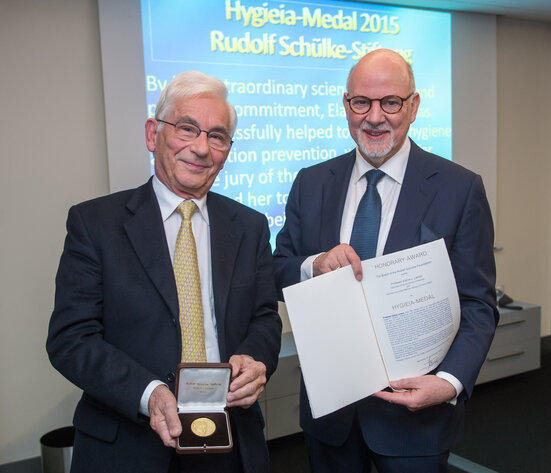 Laureate Hygieia Medal 2015 - M. Rotter (as representative of E. Larson, left), M. Exner (right)